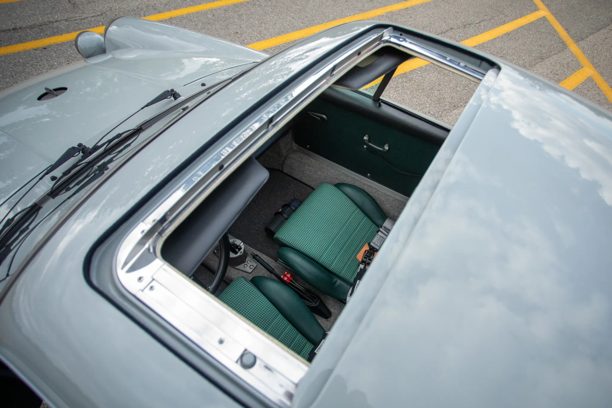 1976 Porsche 911 2.7 Carrera Coupe in Speedway Green
