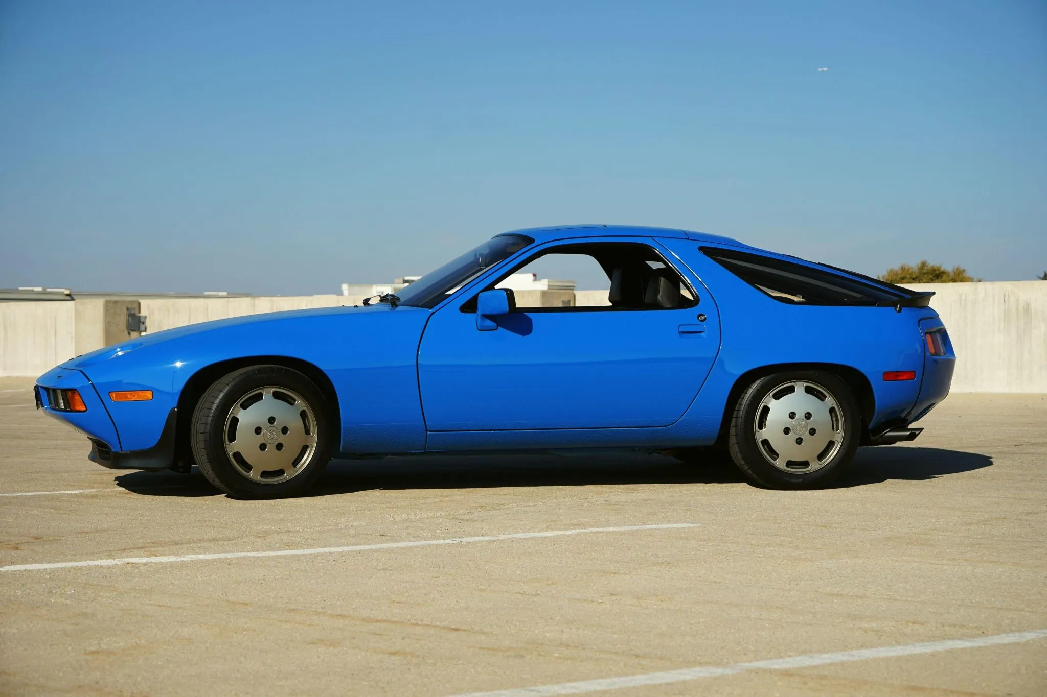 1982 Porsche 928 in Arrow Blue