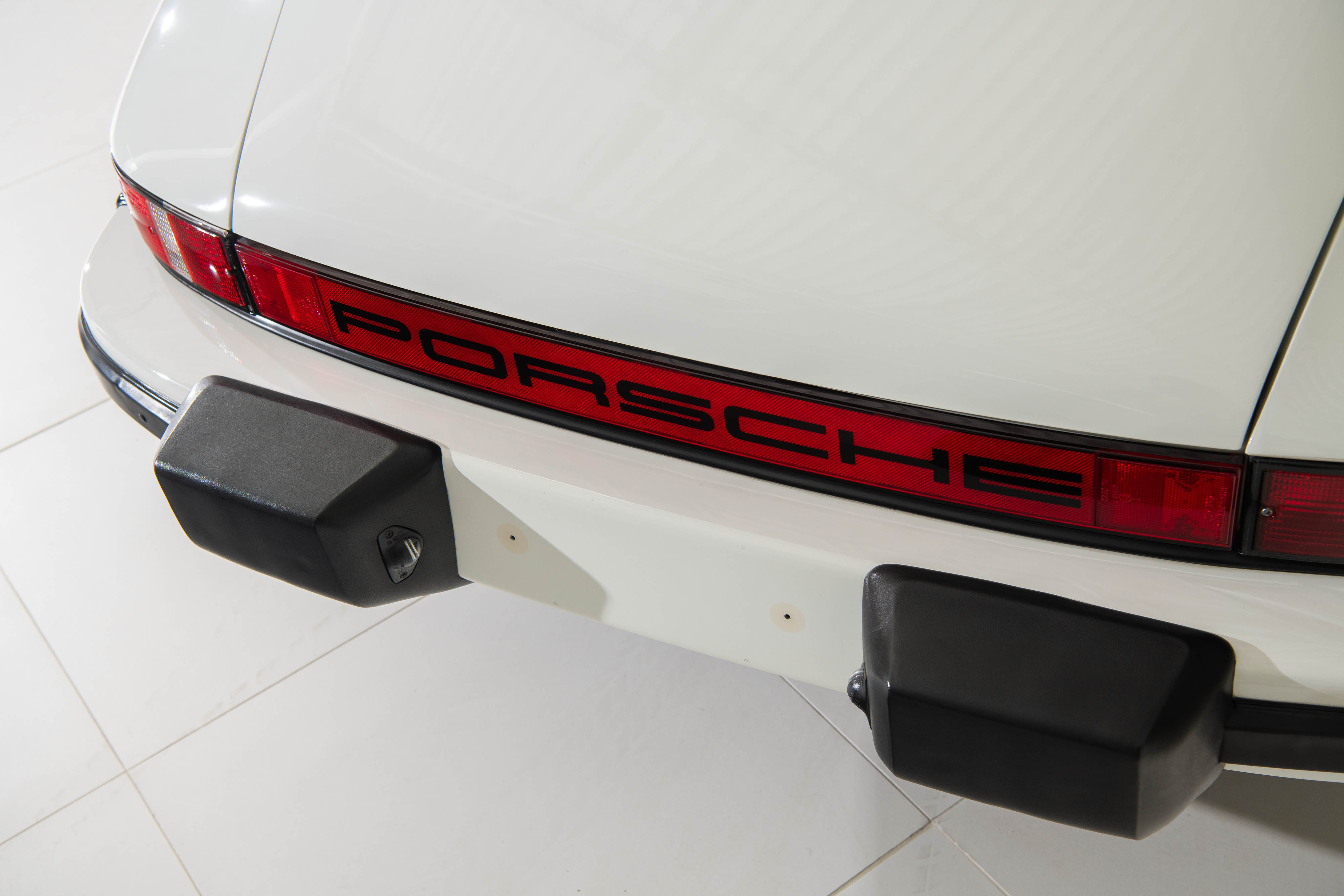1976 Porsche 911 S Targa in Grand Prix White