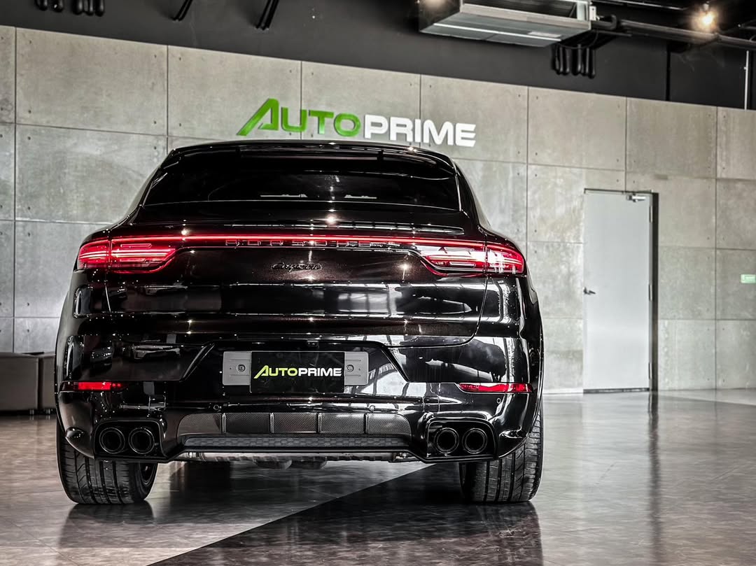 2023 Porsche Cayenne Platinum Edition Lightweight in Panther Black Metallic