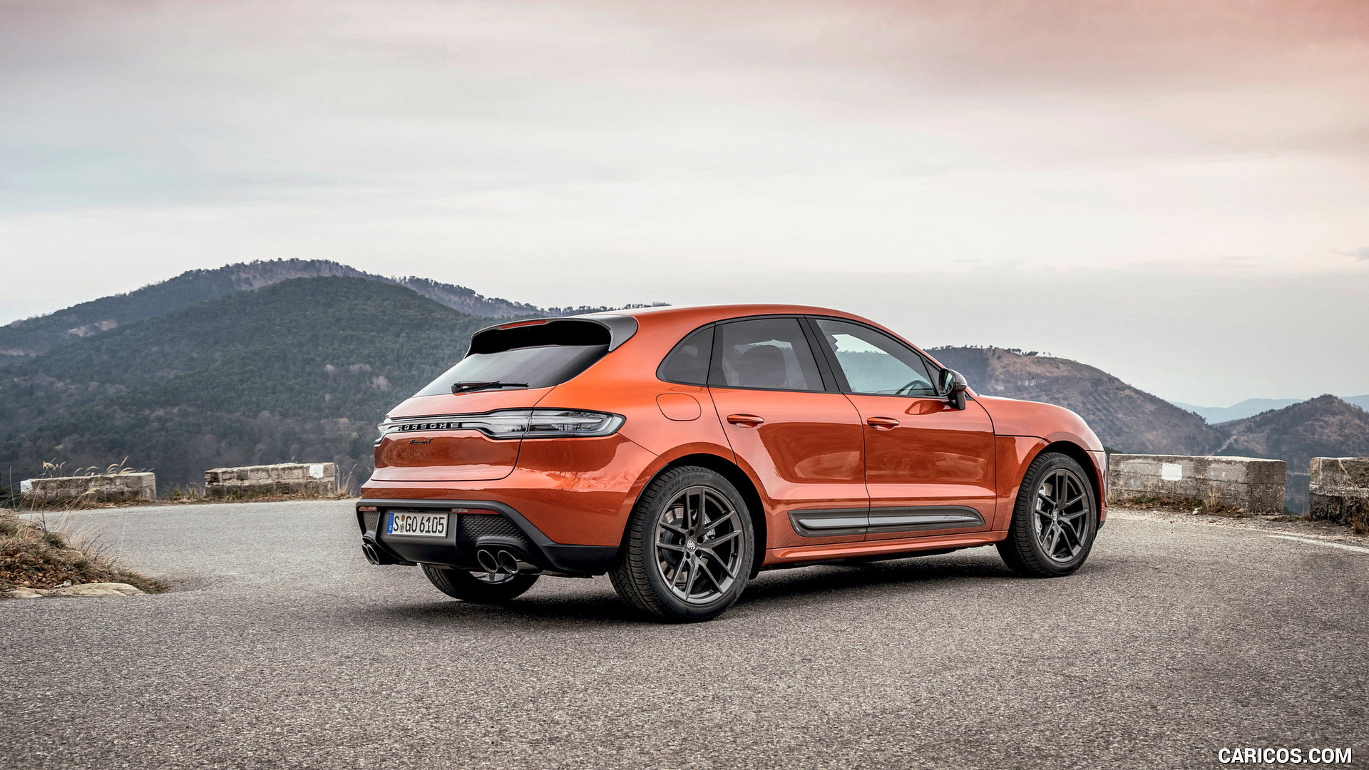 2023 Porsche Macan T in Papaya Metallic