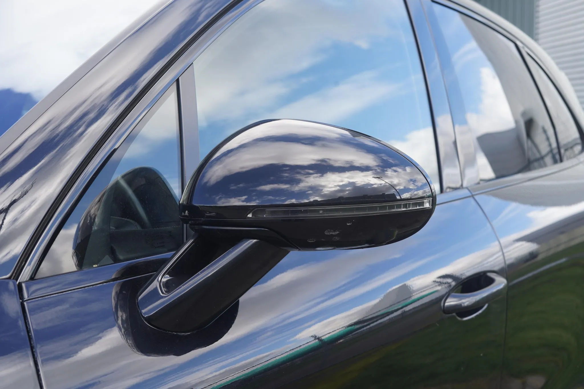 2020 Porsche Macan Turbo in Jet Black Metallic
