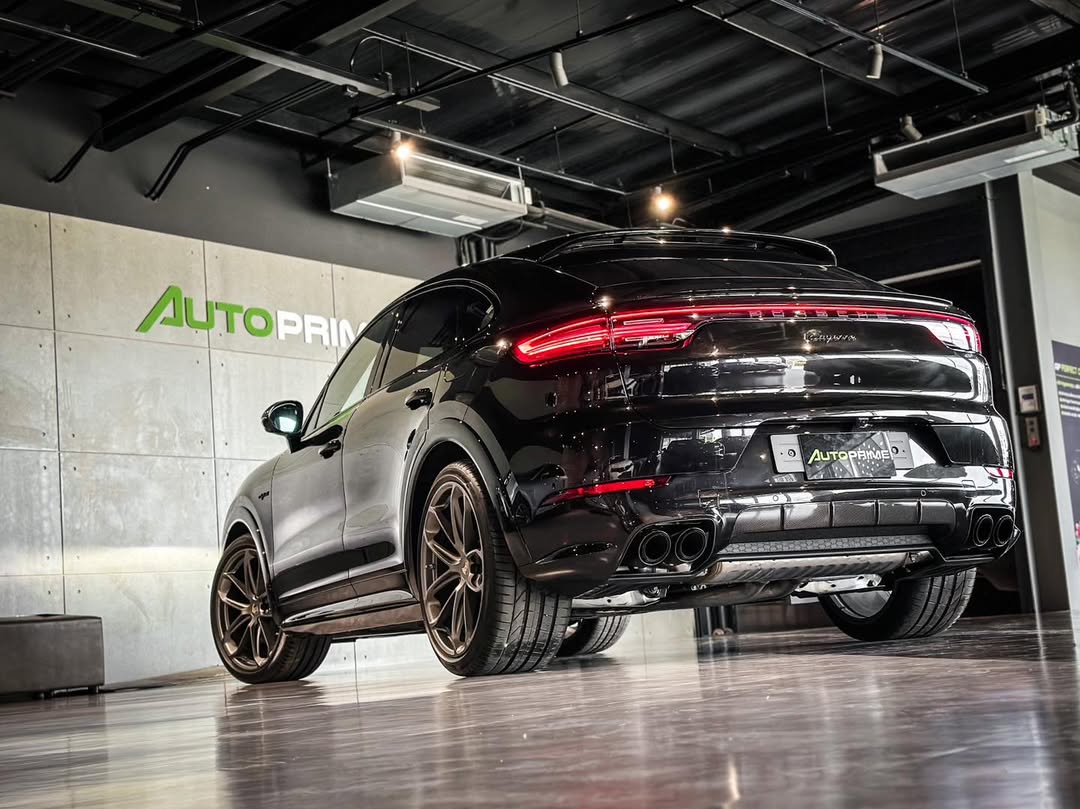 2023 Porsche Cayenne Platinum Edition Lightweight in Panther Black Metallic