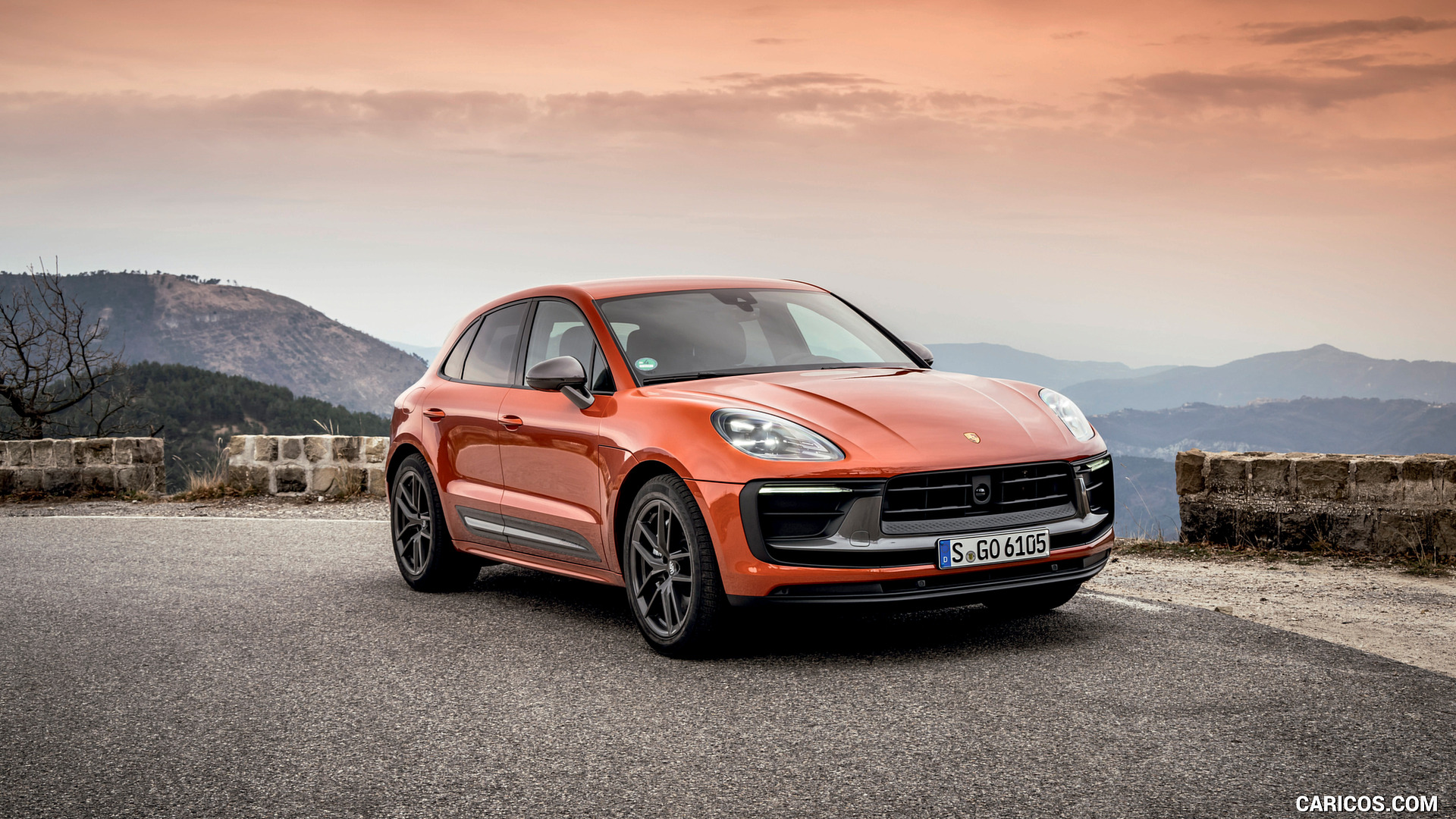 2023 Porsche Macan T in Papaya Metallic