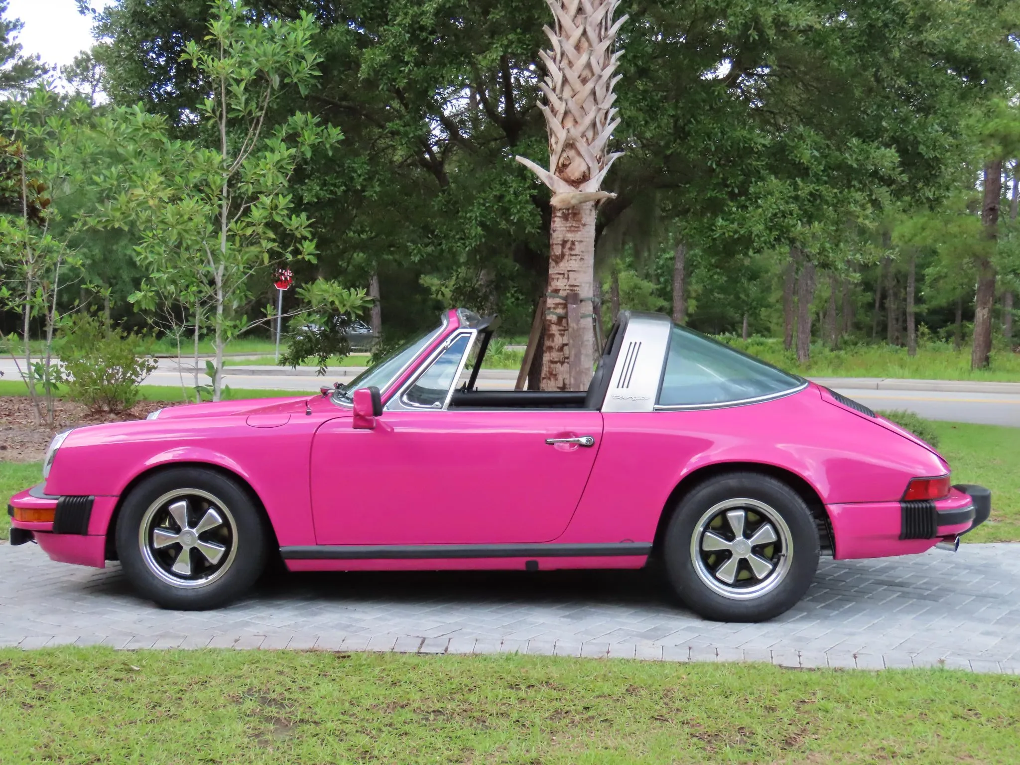 1976 Porsche 911S Targa in Magenta