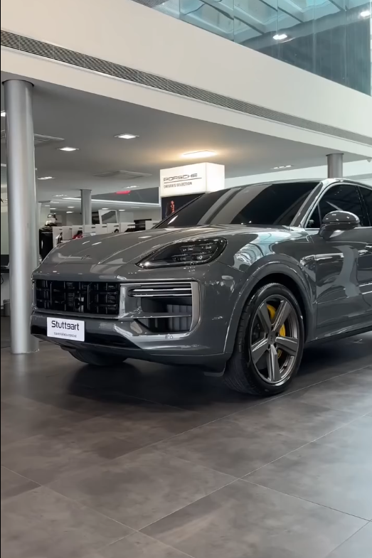2025 Porsche Cayenne Turbo E-Hybrid in Nimbus Grey Metallic