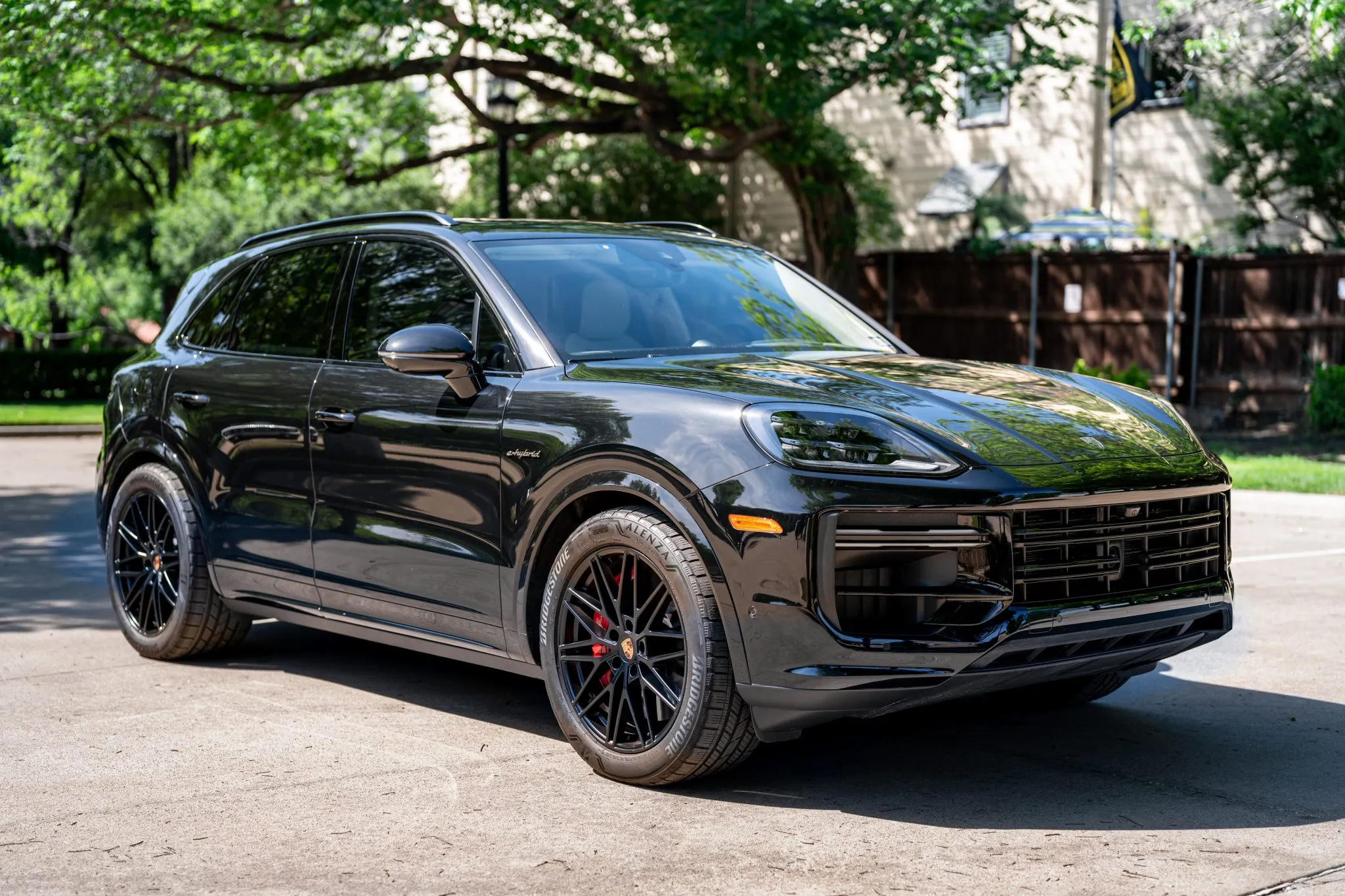 2025 Porsche Cayenne Turbo E-Hybrid in Chromite Black Metallic