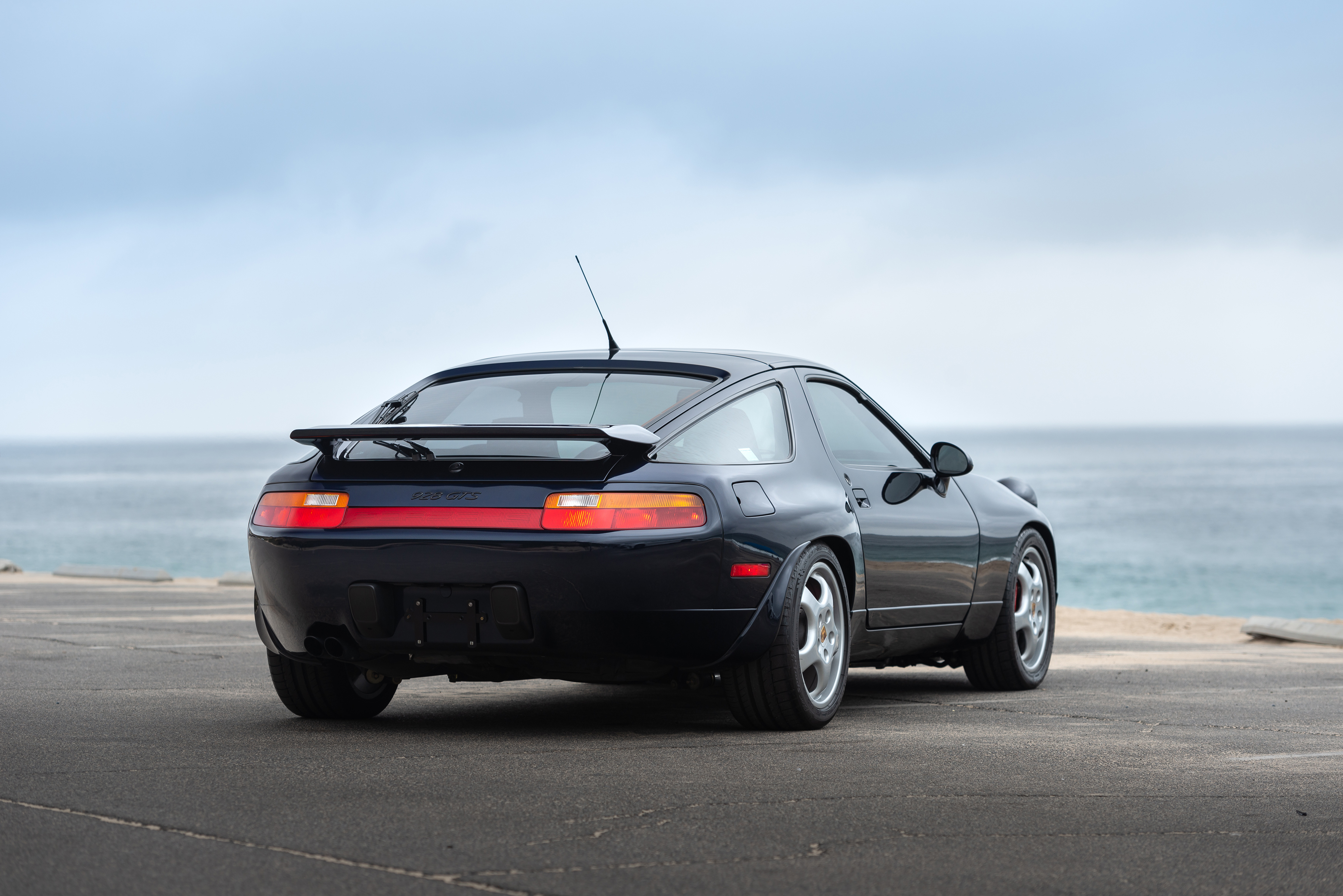 1995 Porsche 928 GTS in Midnight Blue Metallic