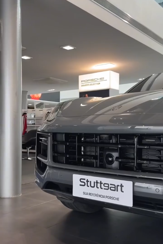 2025 Porsche Cayenne Turbo E-Hybrid in Nimbus Grey Metallic