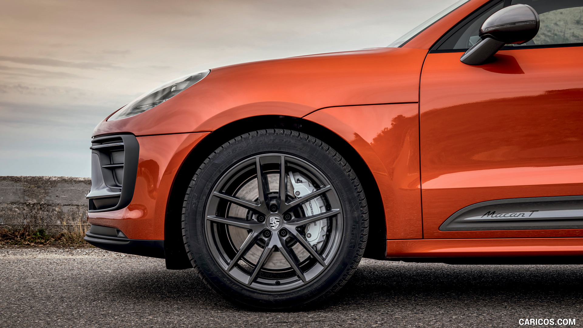2023 Porsche Macan T in Papaya Metallic