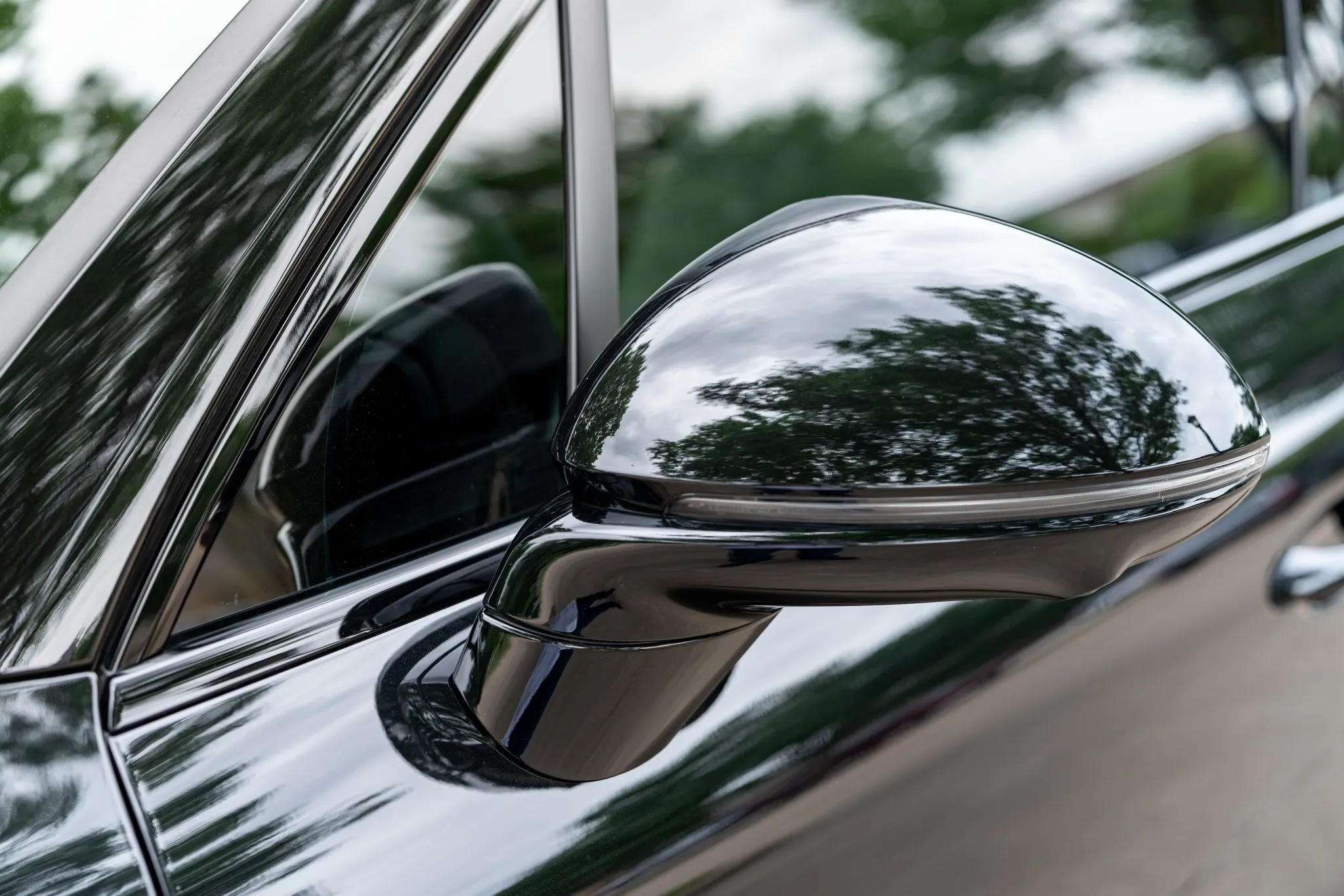 2025 Porsche Cayenne Turbo E-Hybrid in Chromite Black Metallic