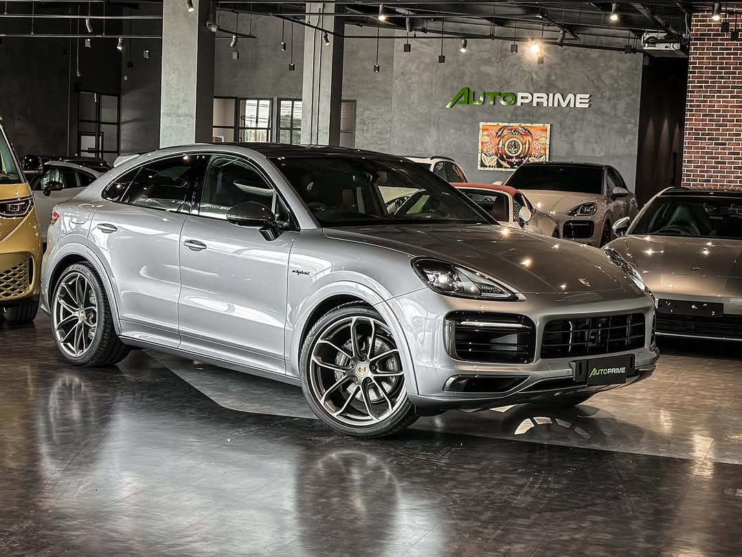 2023 Porsche Cayenne Coupe Platinum Edition Lightweight in Tornado Grey Metallic