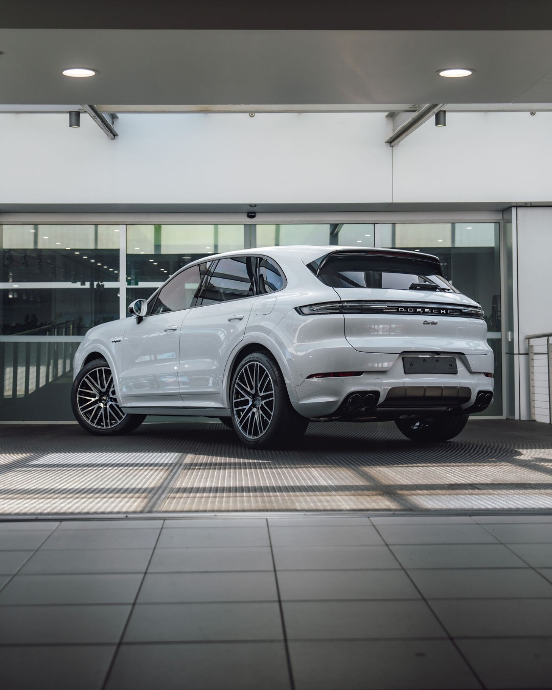 2025 Porsche Cayenne Turbo E-Hybrid in Suzuka Grey Metallic