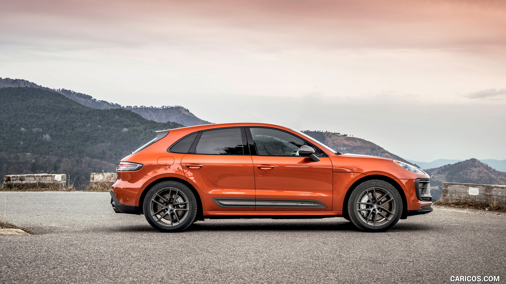 2023 Porsche Macan T in Papaya Metallic