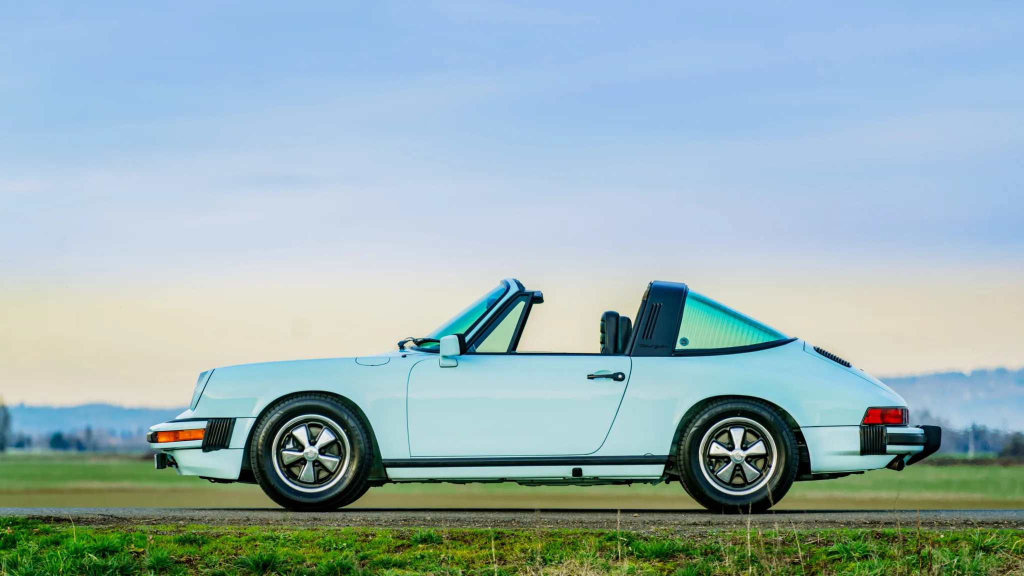 1977 Porsche 911S Targa in Eisblau (Ice Blue)