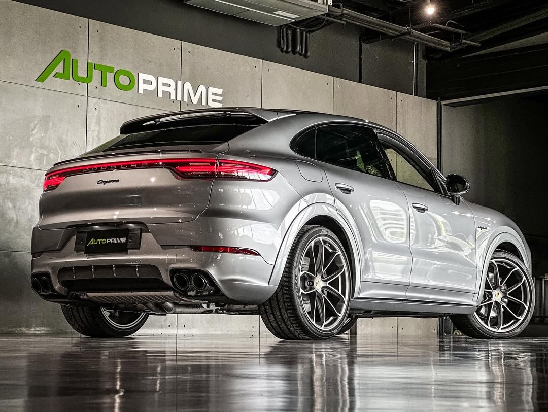 2023 Porsche Cayenne Coupe Platinum Edition Lightweight in Tornado Grey Metallic