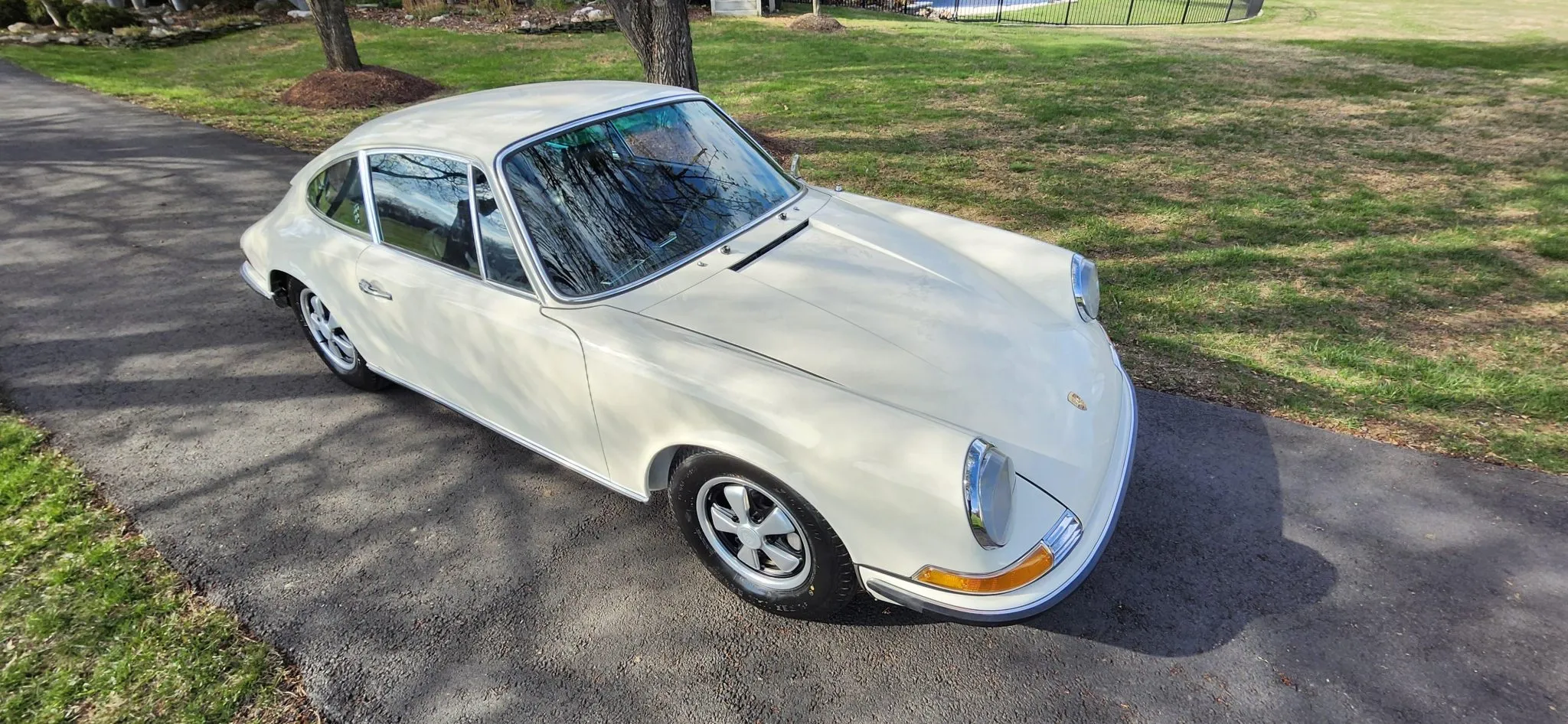 1970 Porsche 911E Coupe 5-Speed in Hellelfenbein