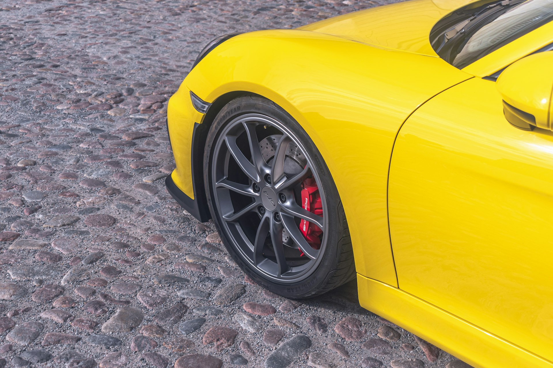 2015 Porsche Cayman GT4 Clubsport in Racing Yellow