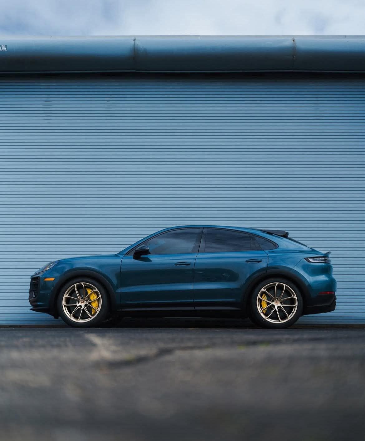 89 Avalon Green Metallic (X6P) Porsche Cayenne, overcast lighting
