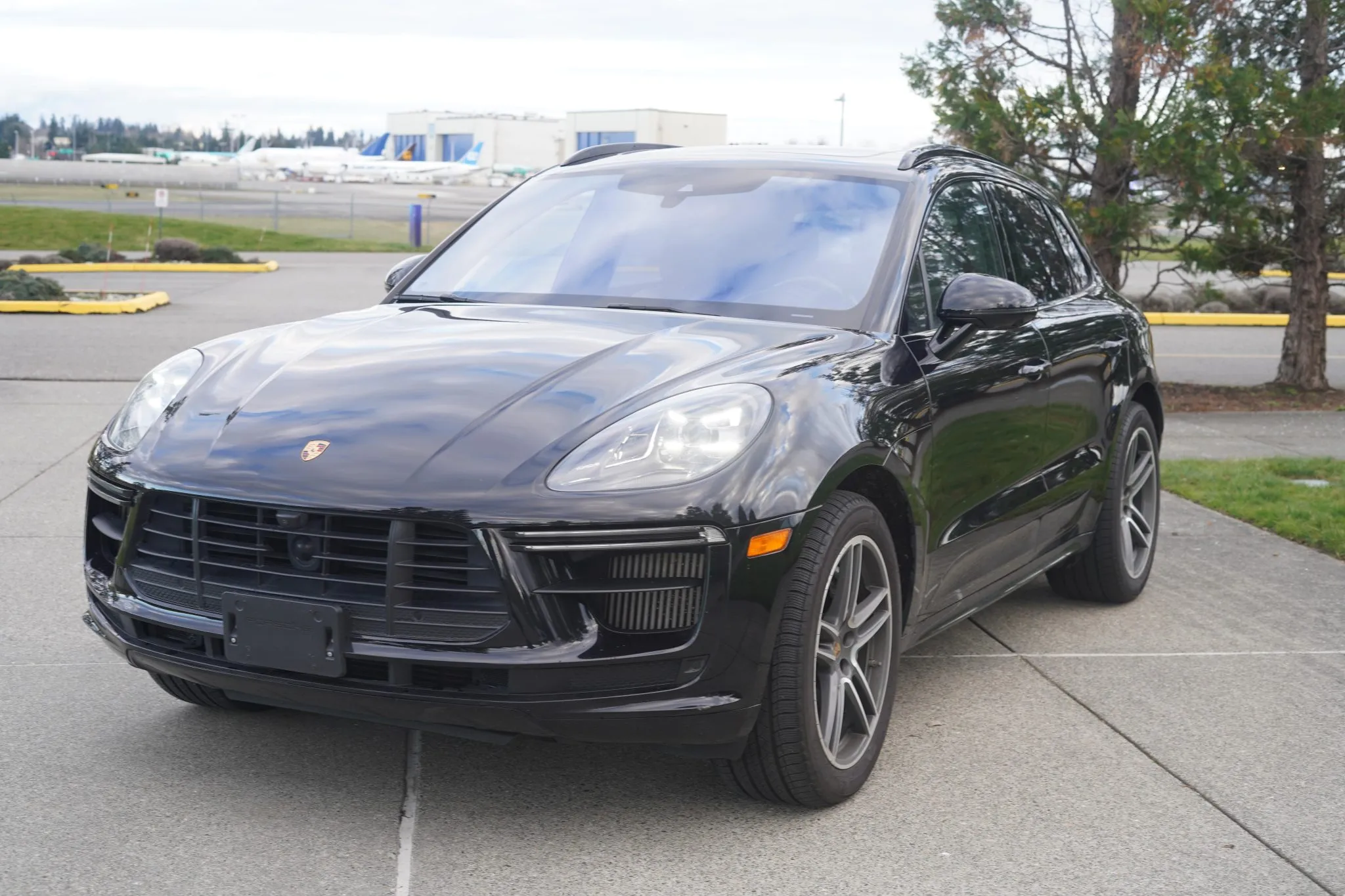 2020 Porsche Macan Turbo in Jet Black Metallic