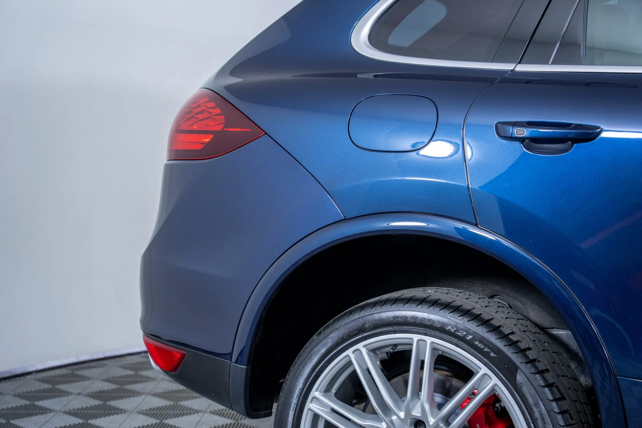 2014 Porsche Cayenne Turbo S in Dark Blue Metallic
