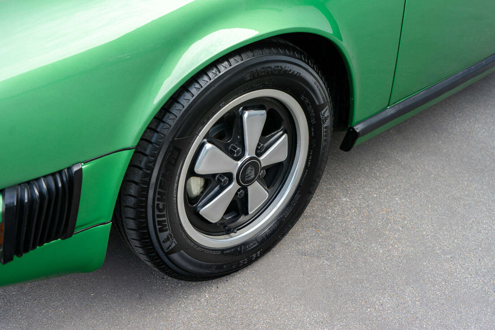1974 Porsche 911 S in Viper Green Diamond
