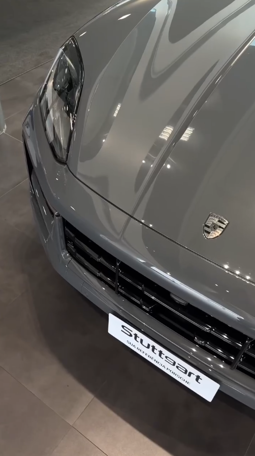 2025 Porsche Cayenne Turbo E-Hybrid in Nimbus Grey Metallic