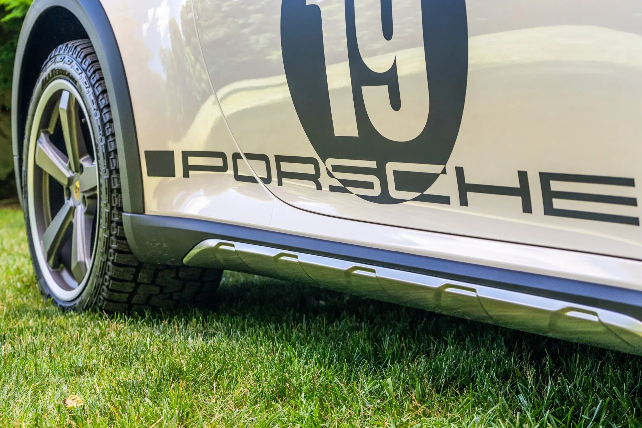 2024 Porsche 911 Dakar in Creme White