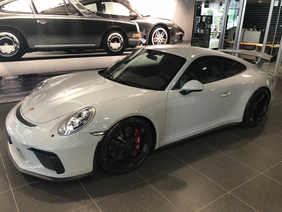 2016 Porsche 911R in Sport Classic Grey