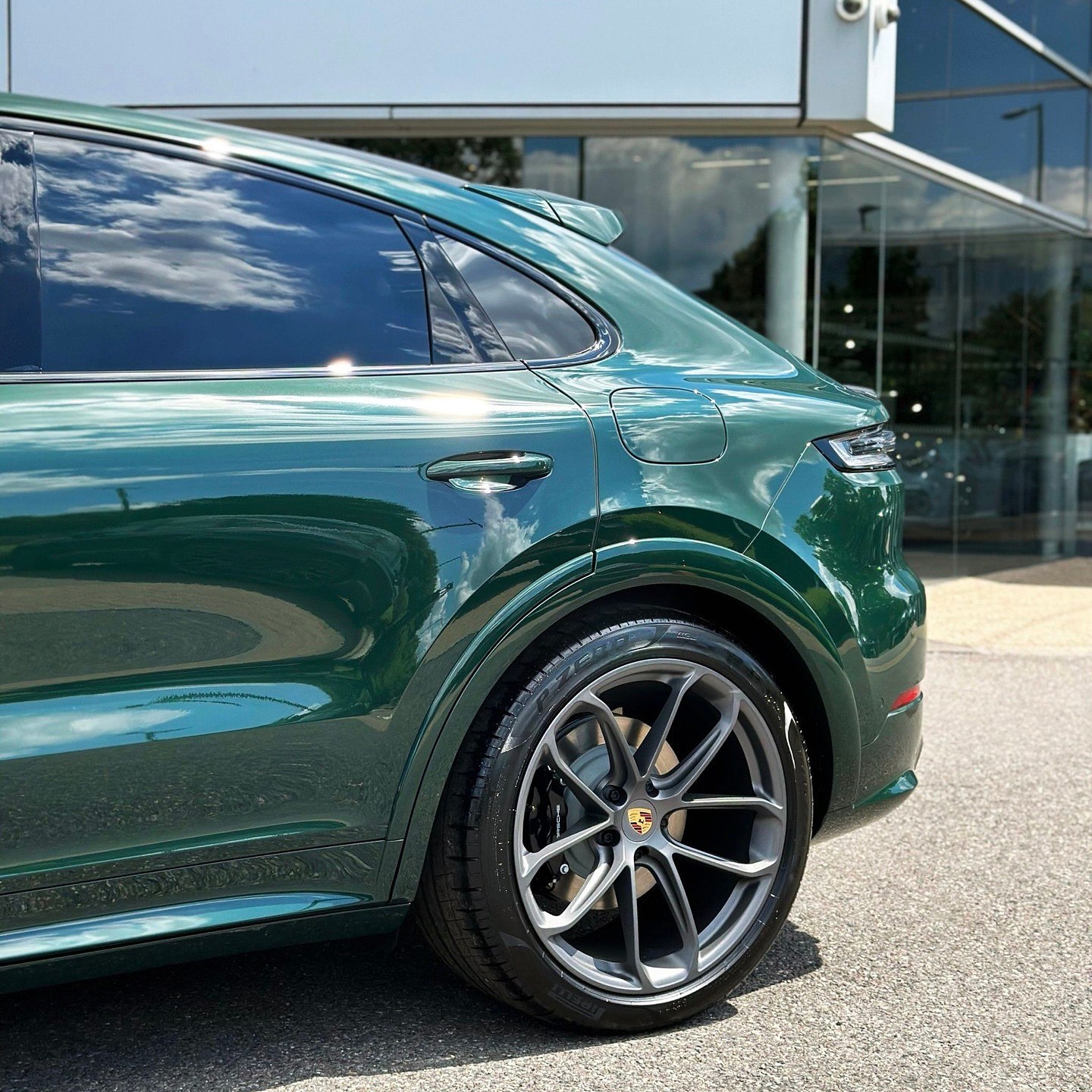 2025 Porsche Cayenne E-Hybrid Coupé in Goodwood Green Metallic