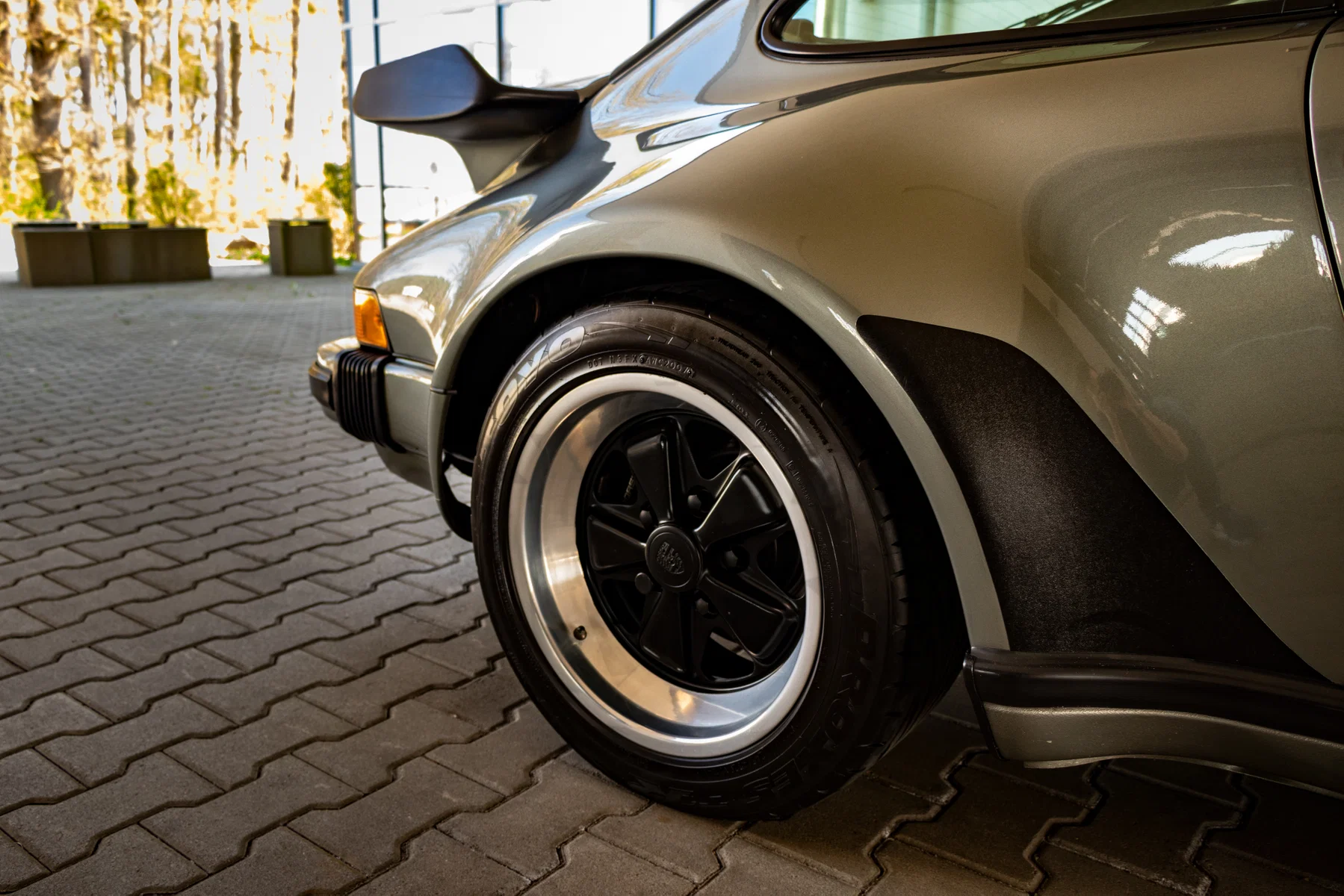 1987 Porsche 911 Turbo 3.3 Coupé in Rock Green Metallic