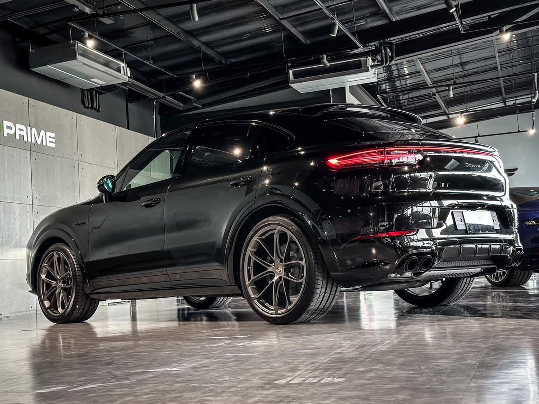 2023 Porsche Cayenne Platinum Edition Lightweight in Panther Black Metallic