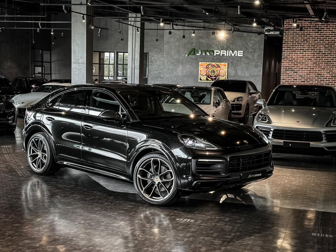 2023 Porsche Cayenne Platinum Edition Lightweight in Panther Black Metallic