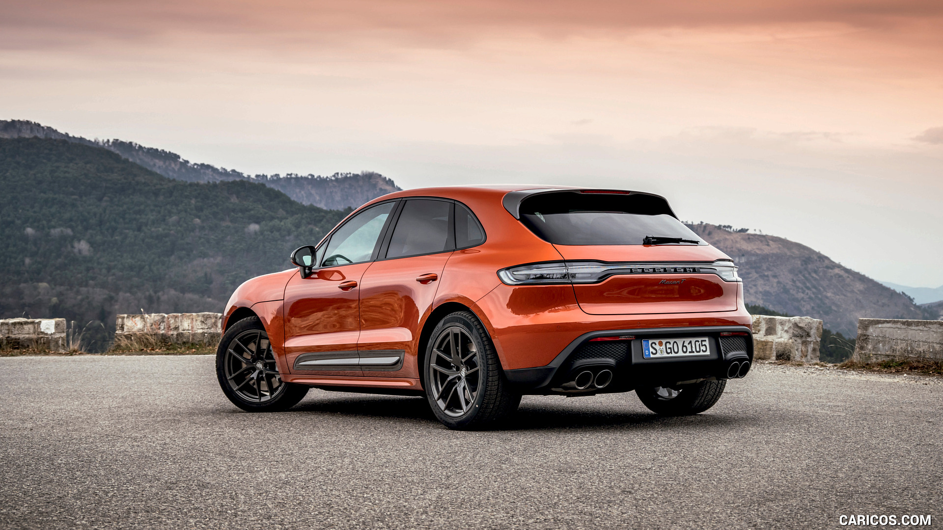 2023 Porsche Macan T in Papaya Metallic
