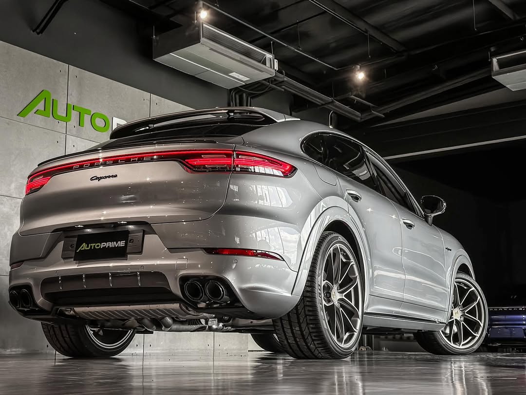 2023 Porsche Cayenne Coupe Platinum Edition Lightweight in Tornado Grey Metallic