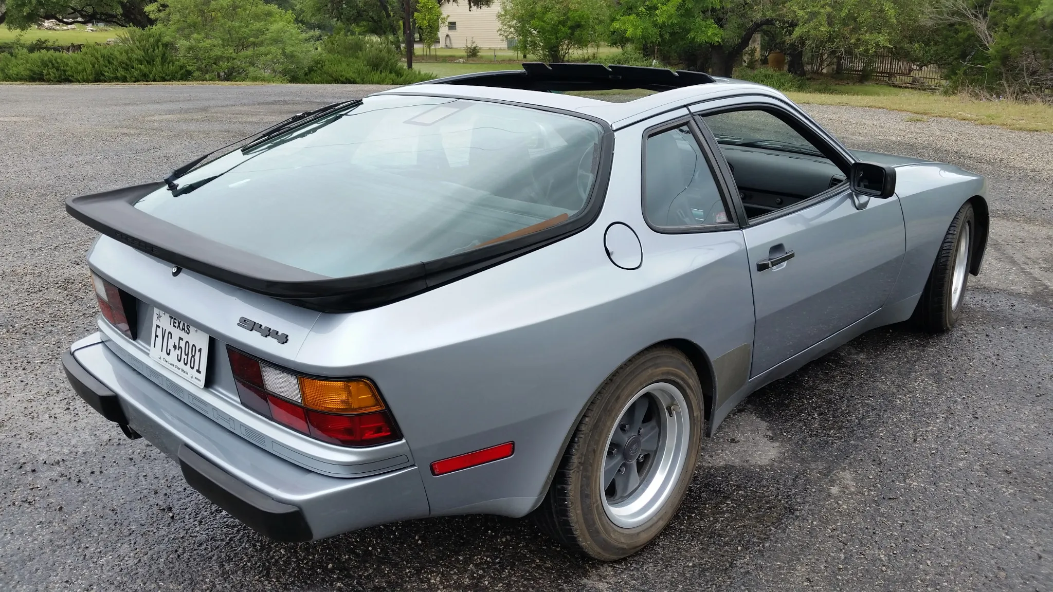 1986 Porsche 944 In Sapphire Metallic