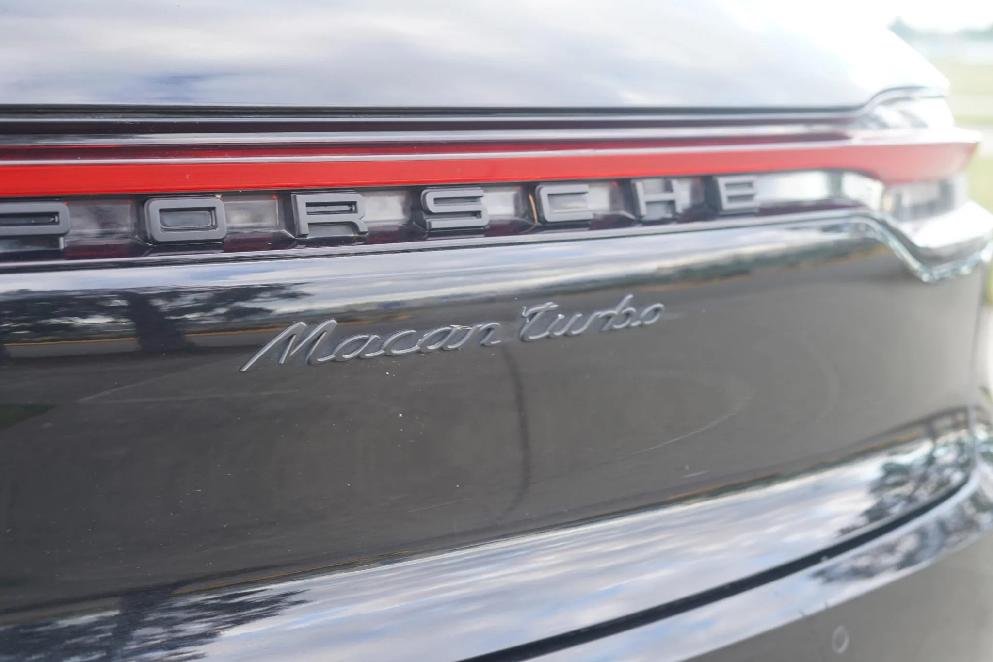 2020 Porsche Macan Turbo in Jet Black Metallic