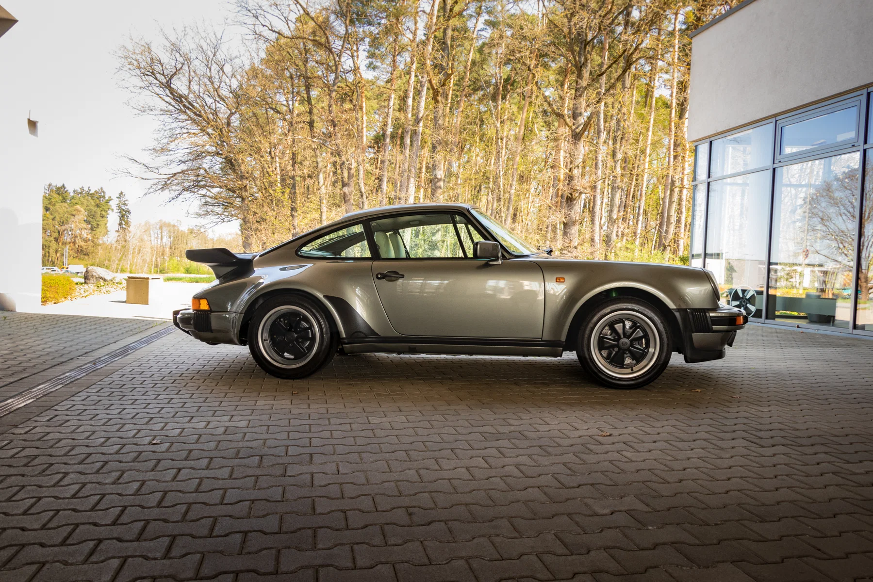 1987 Porsche 911 Turbo 3.3 Coupé in Rock Green Metallic
