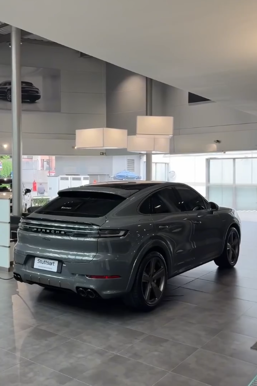 2025 Porsche Cayenne Turbo E-Hybrid in Nimbus Grey Metallic
