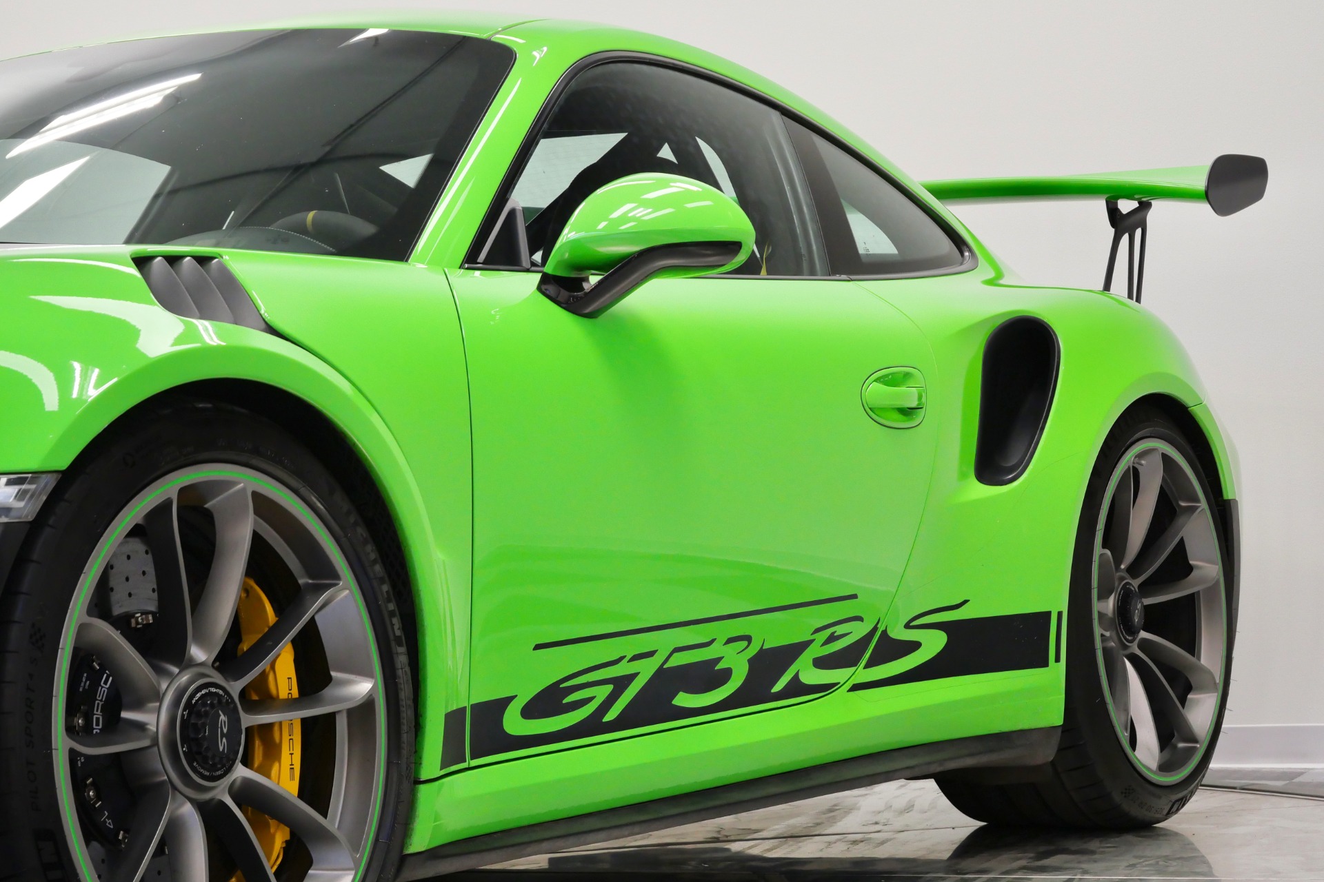 2016 Porsche 911 GT3 RS in Green Yellow