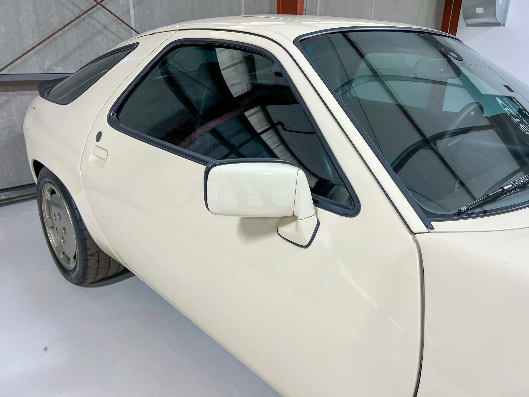 1986.5 Porsche 928S in Pastel Beige