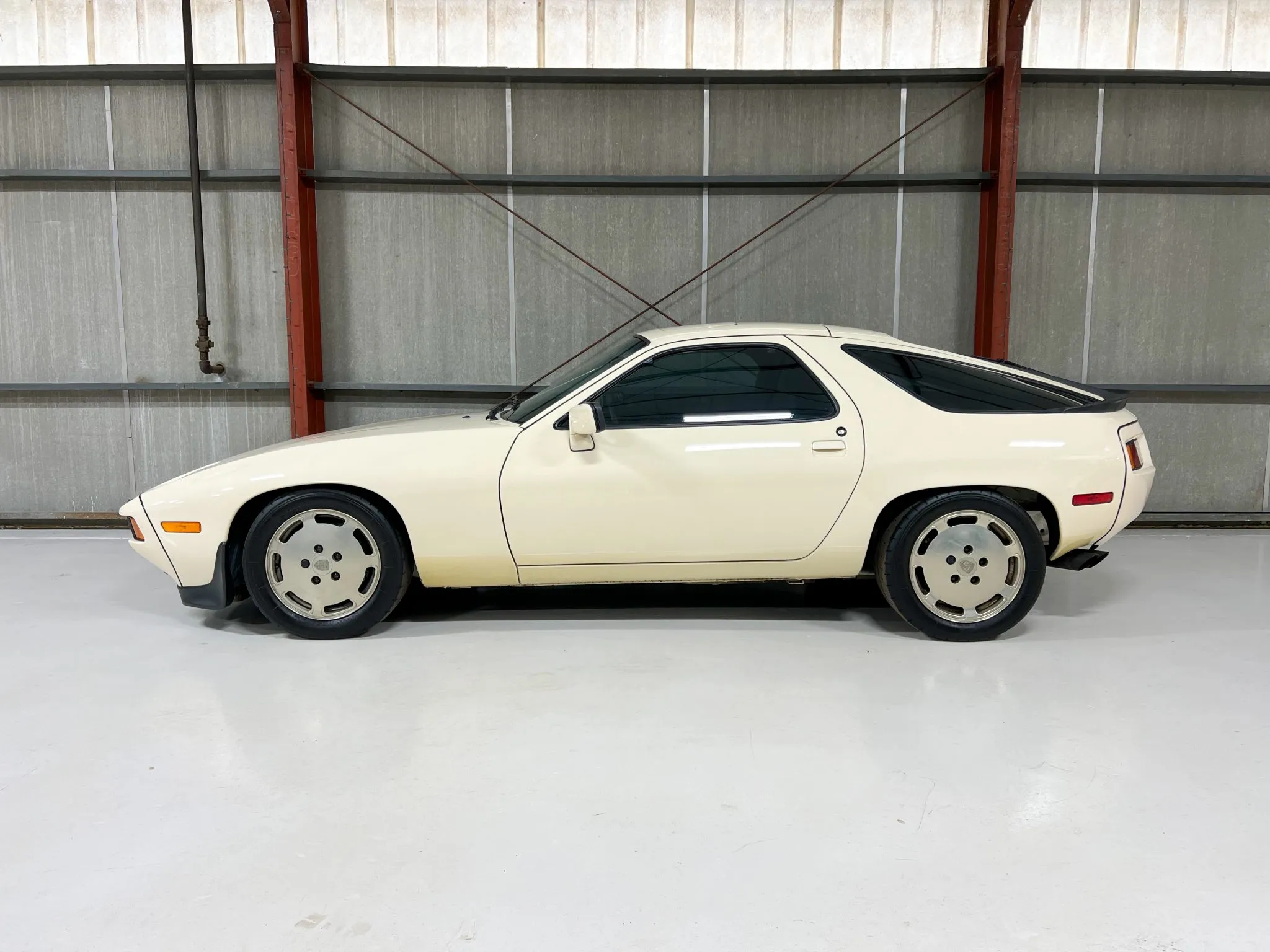 1986.5 Porsche 928S in Pastel Beige
