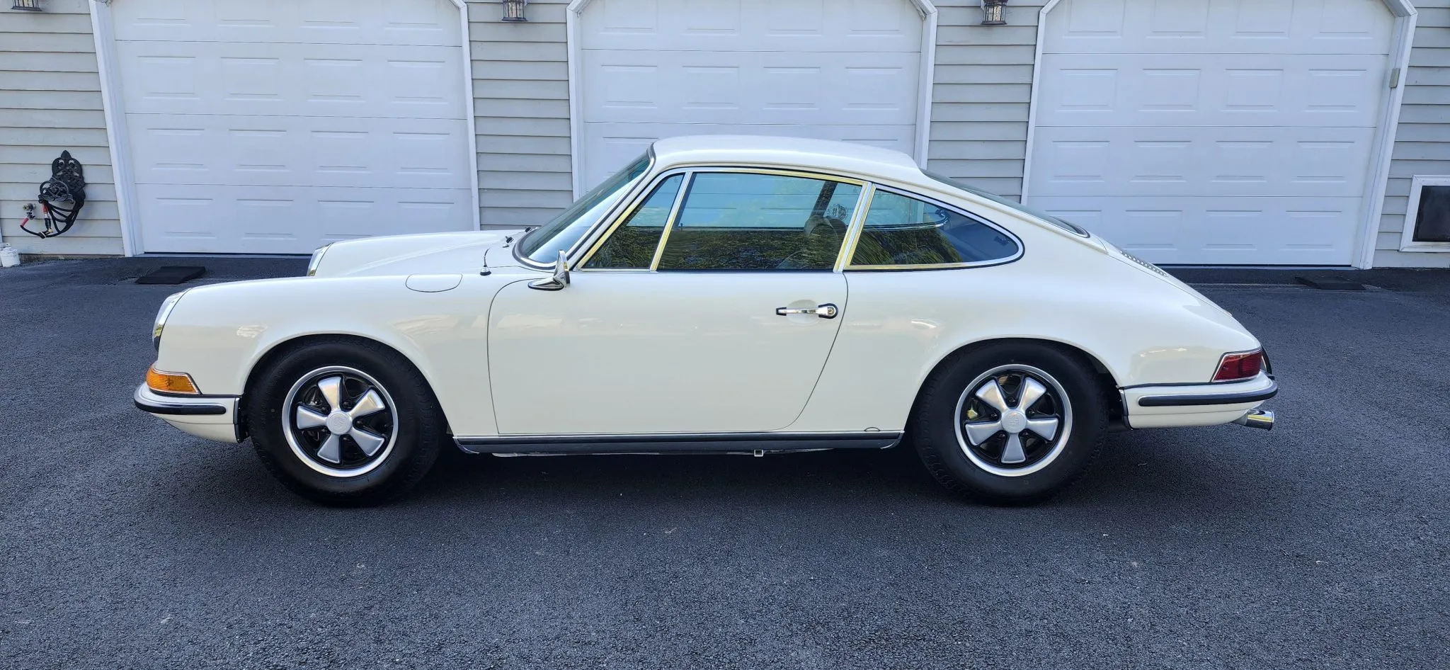 1970 Porsche 911E Coupe 5-Speed in Hellelfenbein