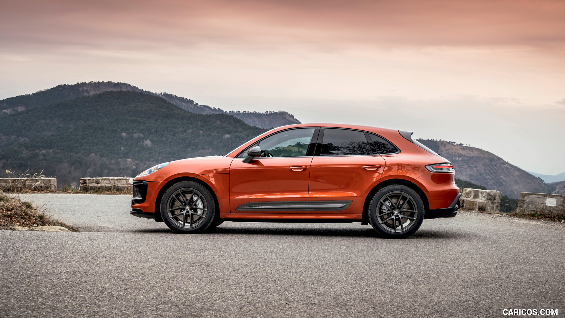 2023 Porsche Macan T in Papaya Metallic