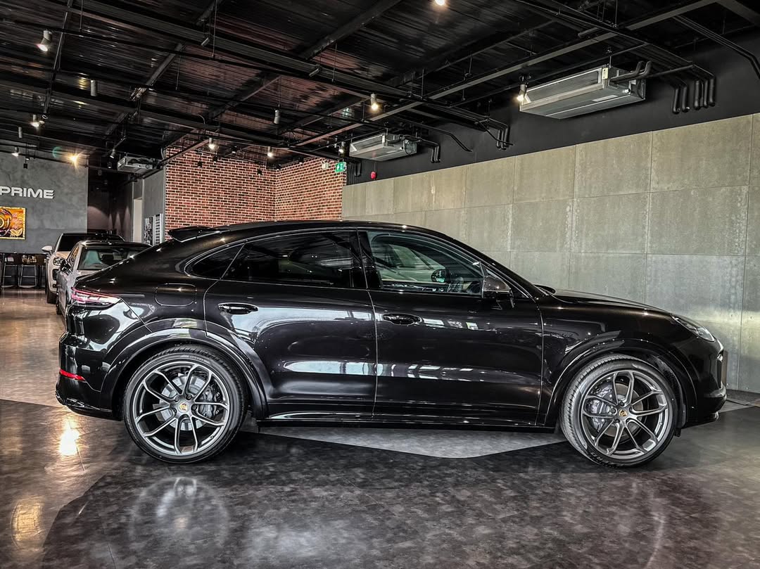 2023 Porsche Cayenne Platinum Edition Lightweight in Panther Black Metallic