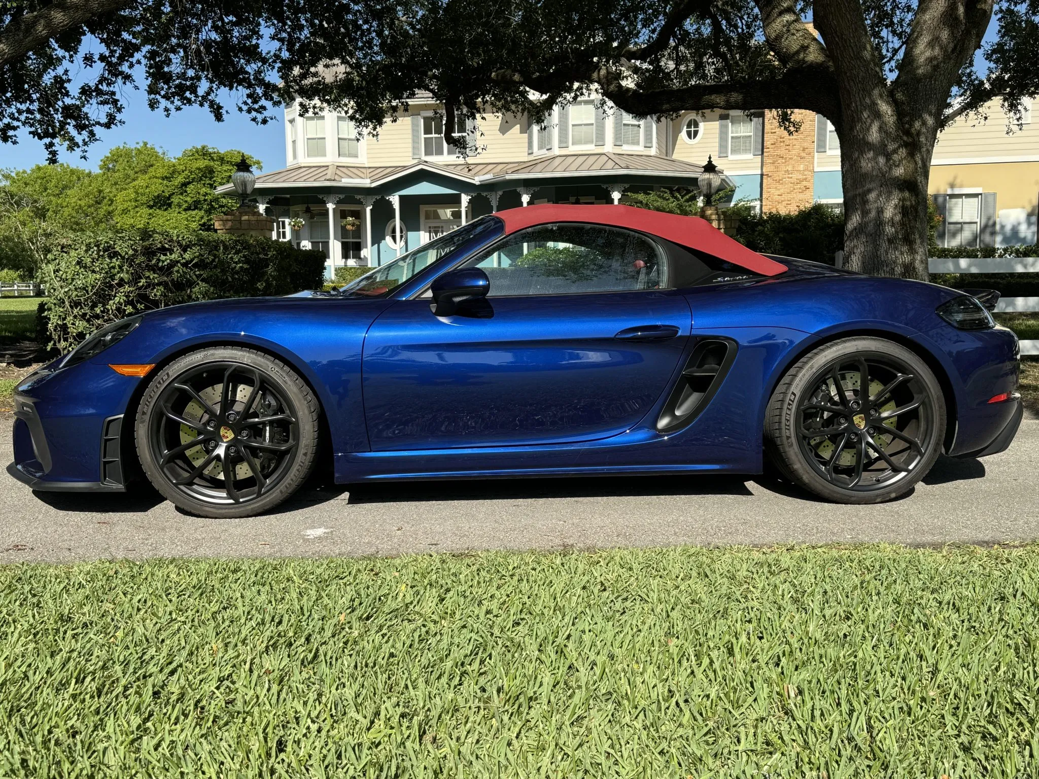 2021 Porsche 718 Spyder in Gentian Blue Metallic