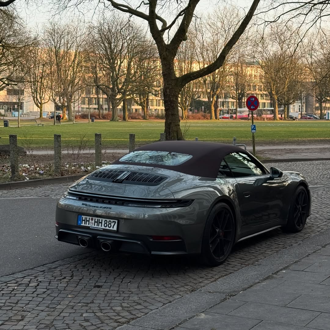 2025 Porsche 9111 Carrera 4 GTS Cabriolet in Aventurine Green Metallic