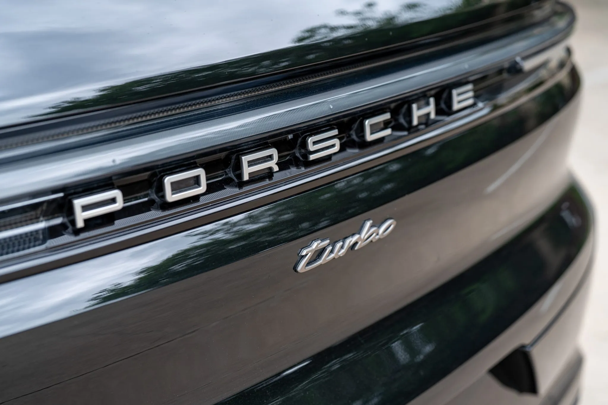 2025 Porsche Cayenne Turbo E-Hybrid in Chromite Black Metallic
