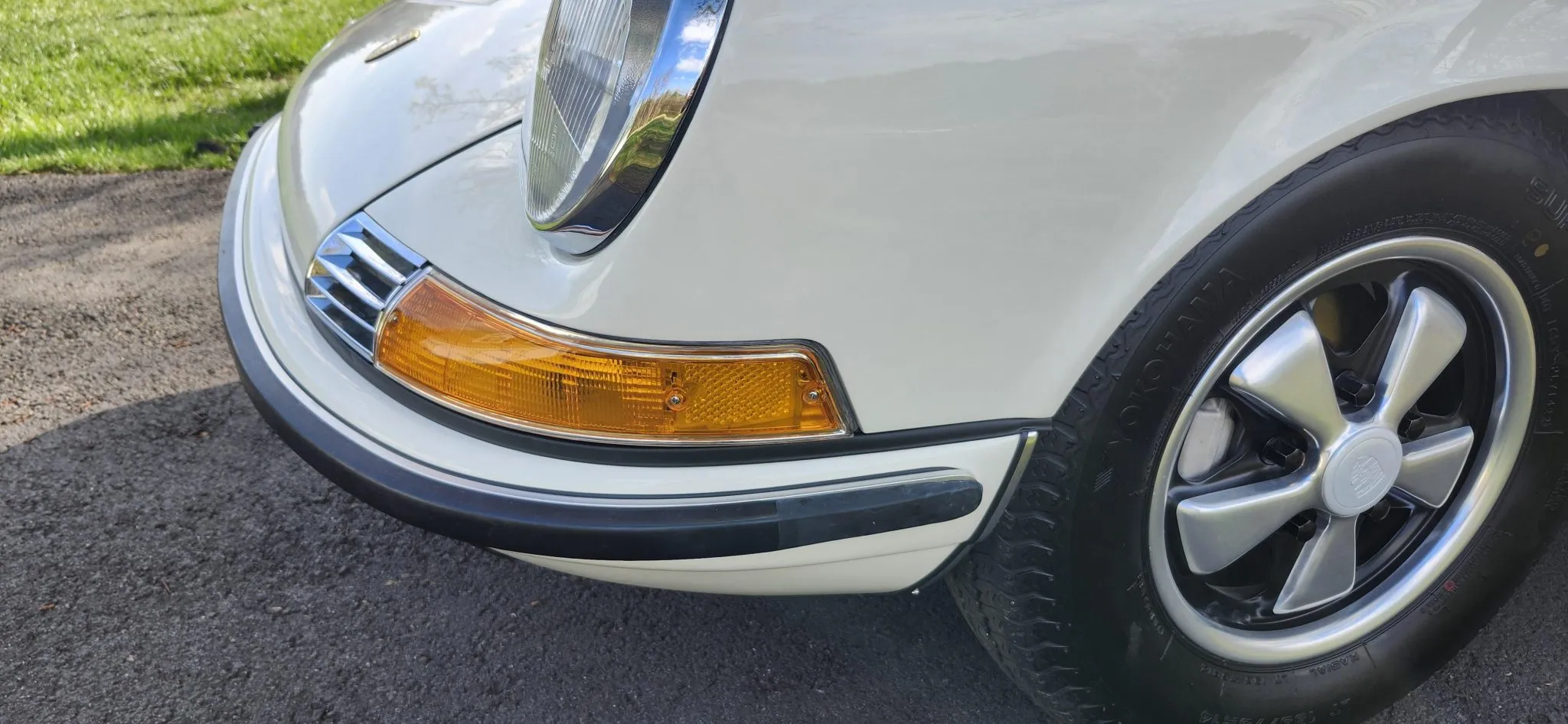 1970 Porsche 911E Coupe 5-Speed in Hellelfenbein