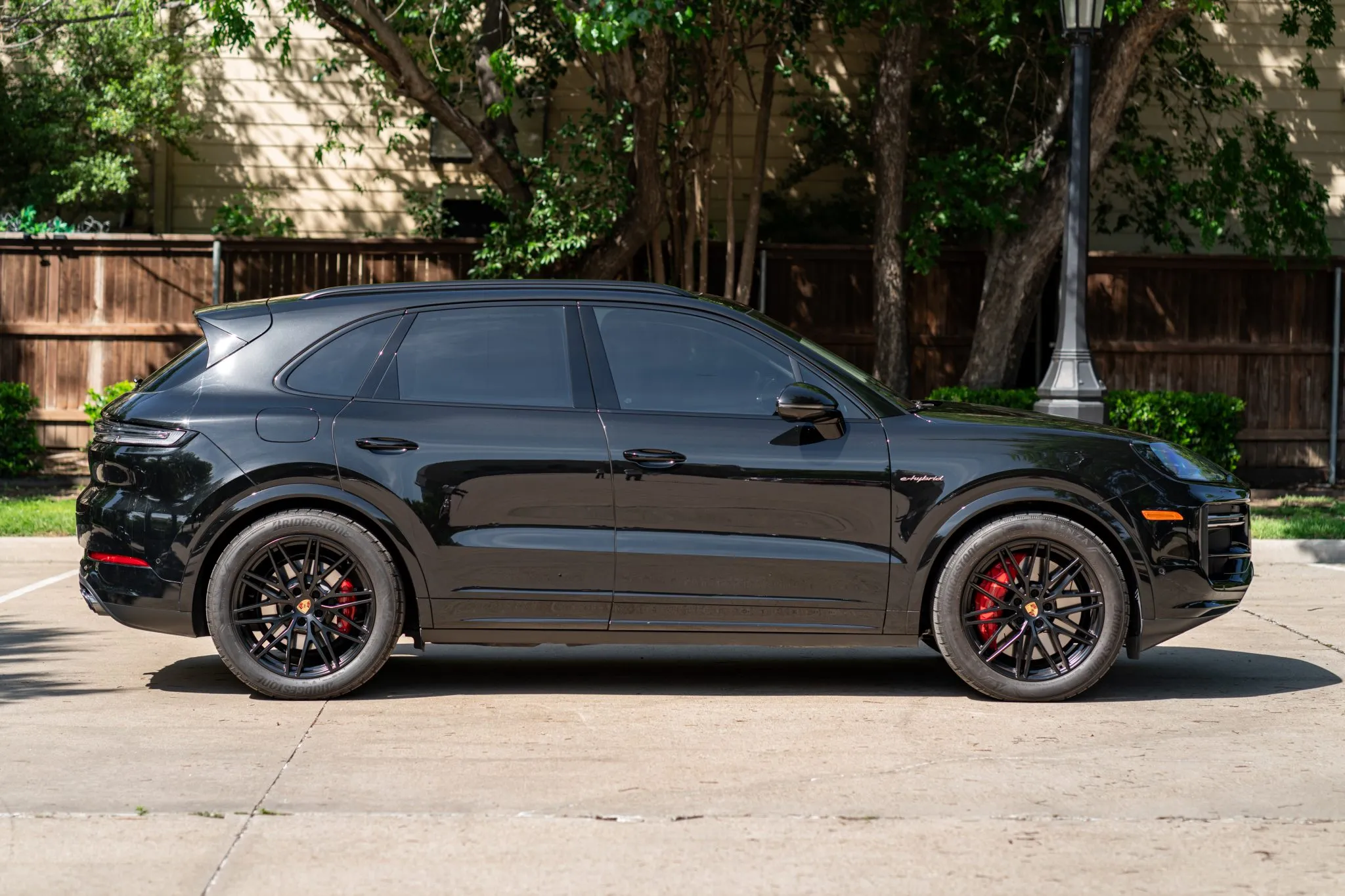 2025 Porsche Cayenne Turbo E-Hybrid in Chromite Black Metallic